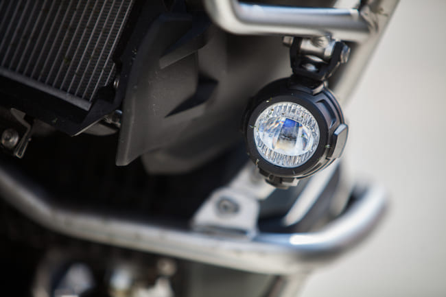 Pueden las motos llevar luces antiniebla