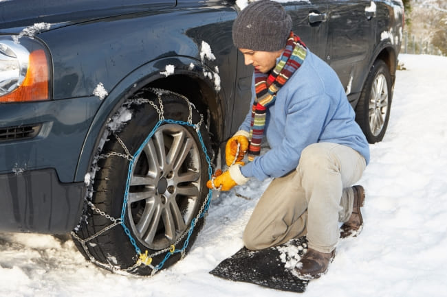 Cómo colocar las cadenas para la nieve y el hielo al coche en dos minutos