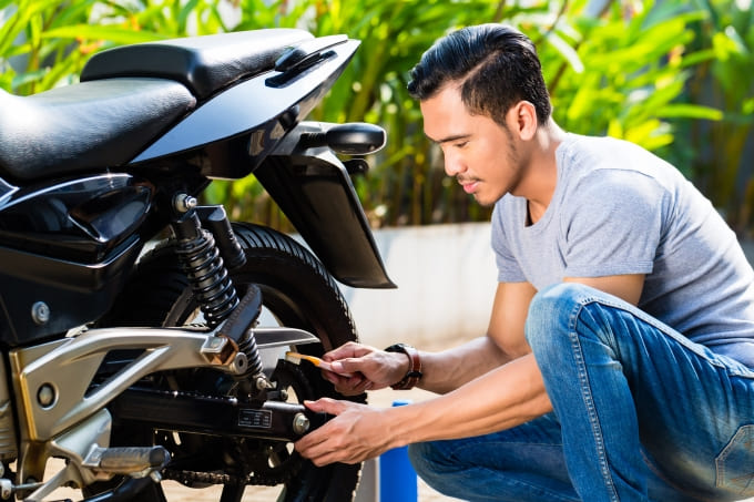 MANTENIMIENTO  ¿Sabes cómo cuidar correctamente la cadena de tu moto?