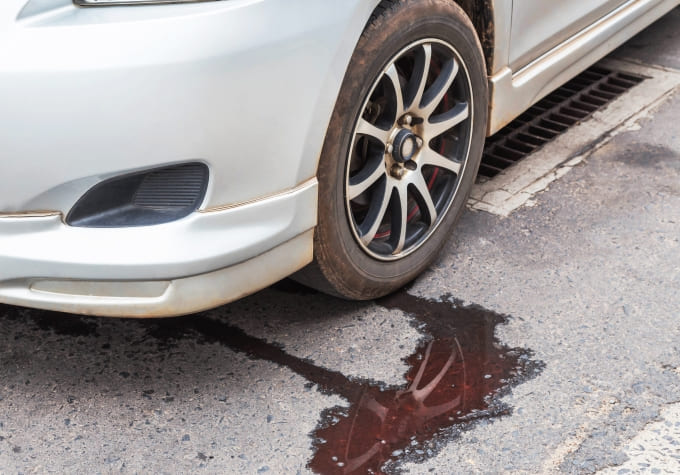 Por qué baja la temperatura del coche en carretera?