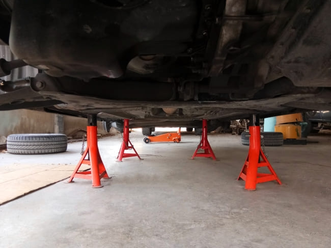 Cómo levantar un coche con borriquetas