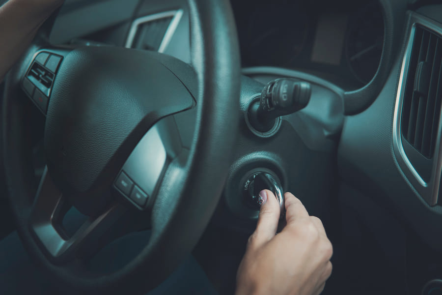 Calentar tu vehículo en clima frío puede causar daños en el motor