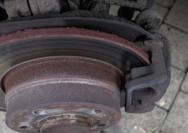 Discos de freno pueden hacer vibrar