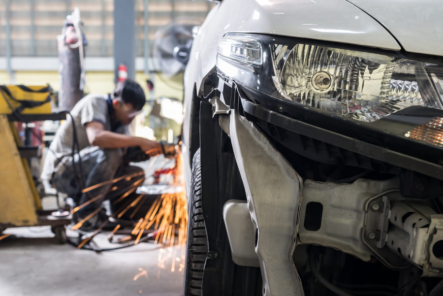 Mal reparación de la carrocería del coche. La masilla se está