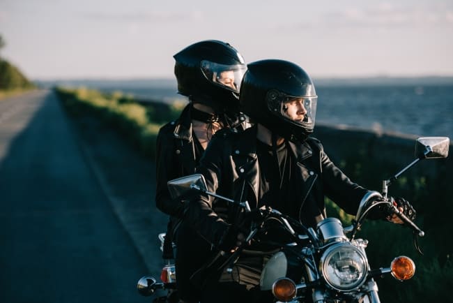 Casco para moto hombre y mujer con espacio para accesorios pequeño