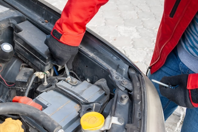 Cómo cambiar la batería del coche, paso a paso