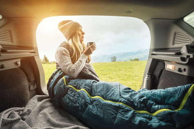 ¿En qué situaciones está permitido dormir en el coche?