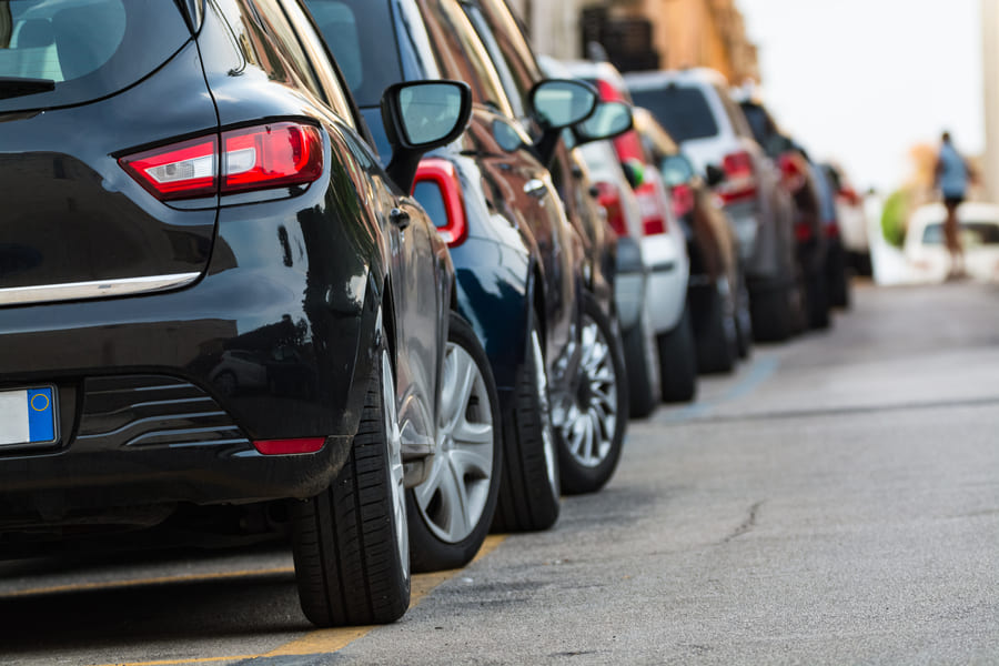 Estacionar cuesta arriba: las recomendaciones para hacerlo de forma correcta