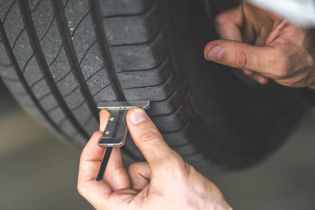 Cómo reparar un pinchazo de coche con el kit: claves