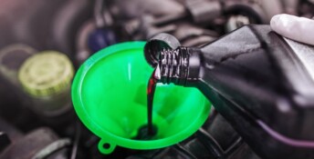 Cómo comprobar y cambiar el fluido de transmisión