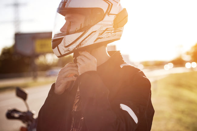 Сomo usar o capacete de moto
