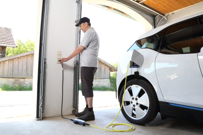Was beim Aufladen eines Elektroautos über Haushaltsstrom zu beachten ist