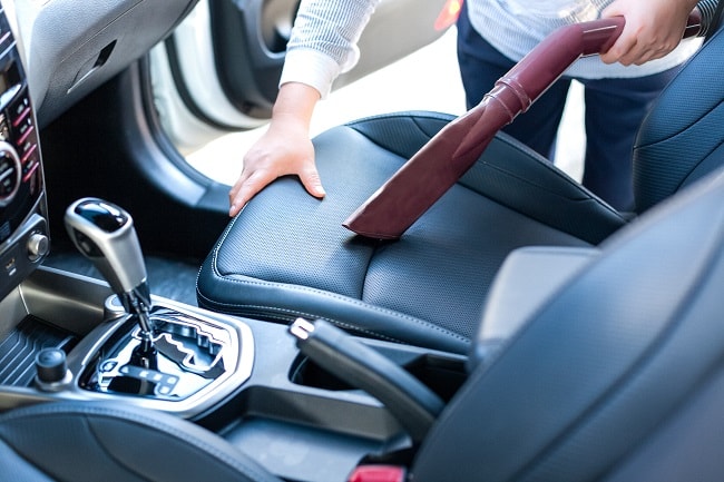 Nettoyage De L'intérieur De La Voiture Avec Un Liquide