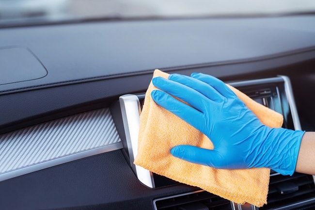 Comment bien nettoyer la moquette de sa voiture ? Conseils d'un expert​ -  Motors Accessoires
