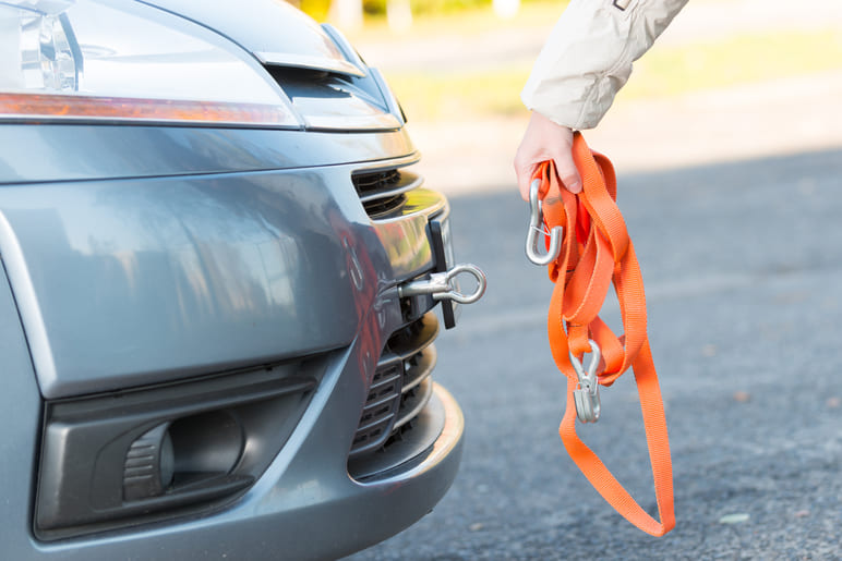 Utilisation d'une barre de remorquage pour tracter une voiture