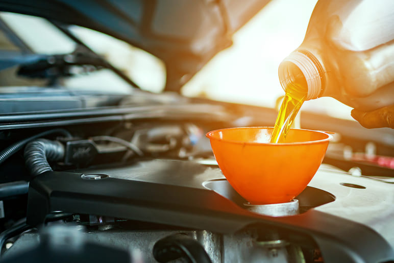 Fuite D'huile Dans Le Moteur De Voiture, Vue Inférieure Sur Le Carter De  Vidange D'huile Image stock - Image du diesel, mécanicien: 86165329