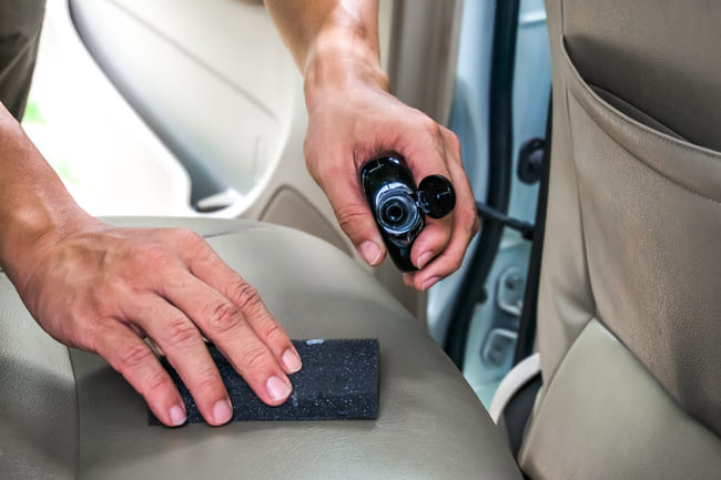 6 manières de réparer une déchirure dans un siège de voiture
