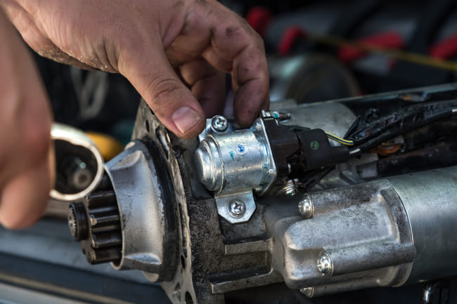 Pièces Equip'Auto Congo - Quel est le rôle d'un #démarreur ? Le #démarreur  sert à lancer le moteur de la voiture afin de la faire démarrer. Il est  composé d'un moteur électrique