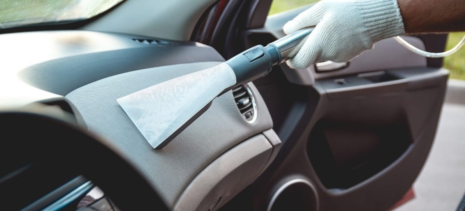 Nettoyer l'intérieur de la voiture: plastiques et tableaux de bord 