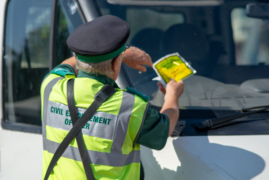 Il rimedio contro l'appannamento del vetro in auto? Un calzino con la  sabbietta 