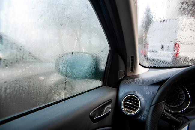 Il rimedio contro l'appannamento del vetro in auto? Un calzino con la  sabbietta 