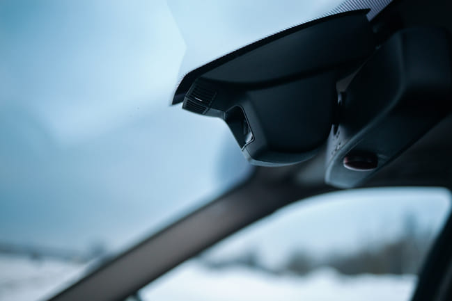 How do rain-sensing windshield wipers work?