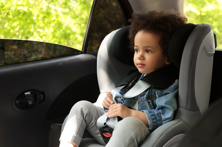 Kindersicherung im Auto: Wie transportieren Sie Ihr Baby richtig