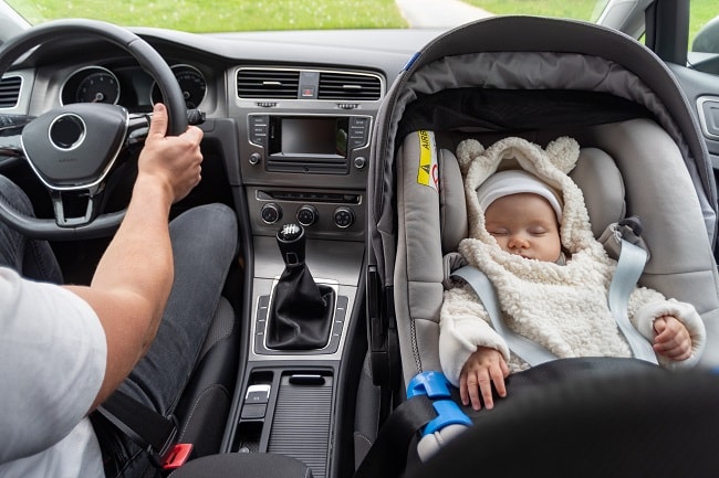 Wann dürfen Kinder im Auto vorne sitzen?