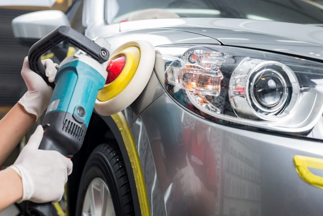 Leichte und tiefe Kratzer am Auto mit Hausmitteln oder Polierpaste