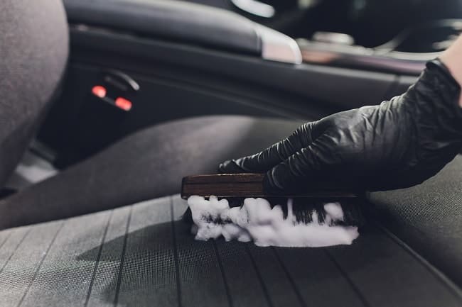 Autositze reinigen: Flecken aus Autositzen entfernen