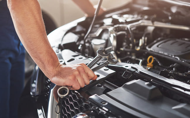 Auto Pflege und Wartung, zum Anfassen Auto Mechaniker mit ein Schlüssel zu  Fix das Auto Motor Problem. Prüfung und Bedienung Konzepte 23494077  Stock-Photo bei Vecteezy