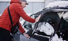 Autotür zugefroren: So lässt sie sich öffnen