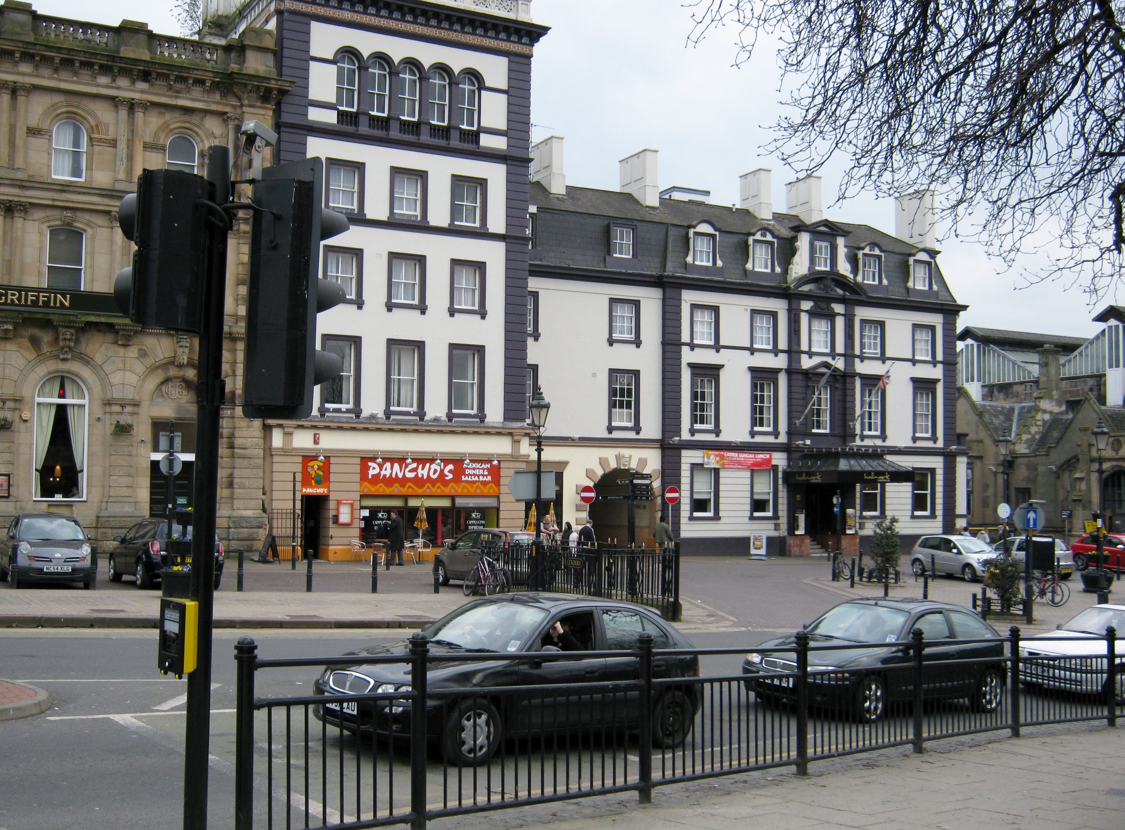  A street with many cars lined up