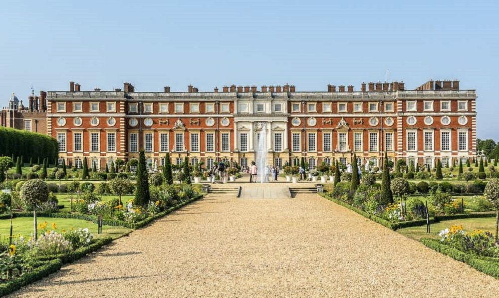 outside view of Hampton Court Palace