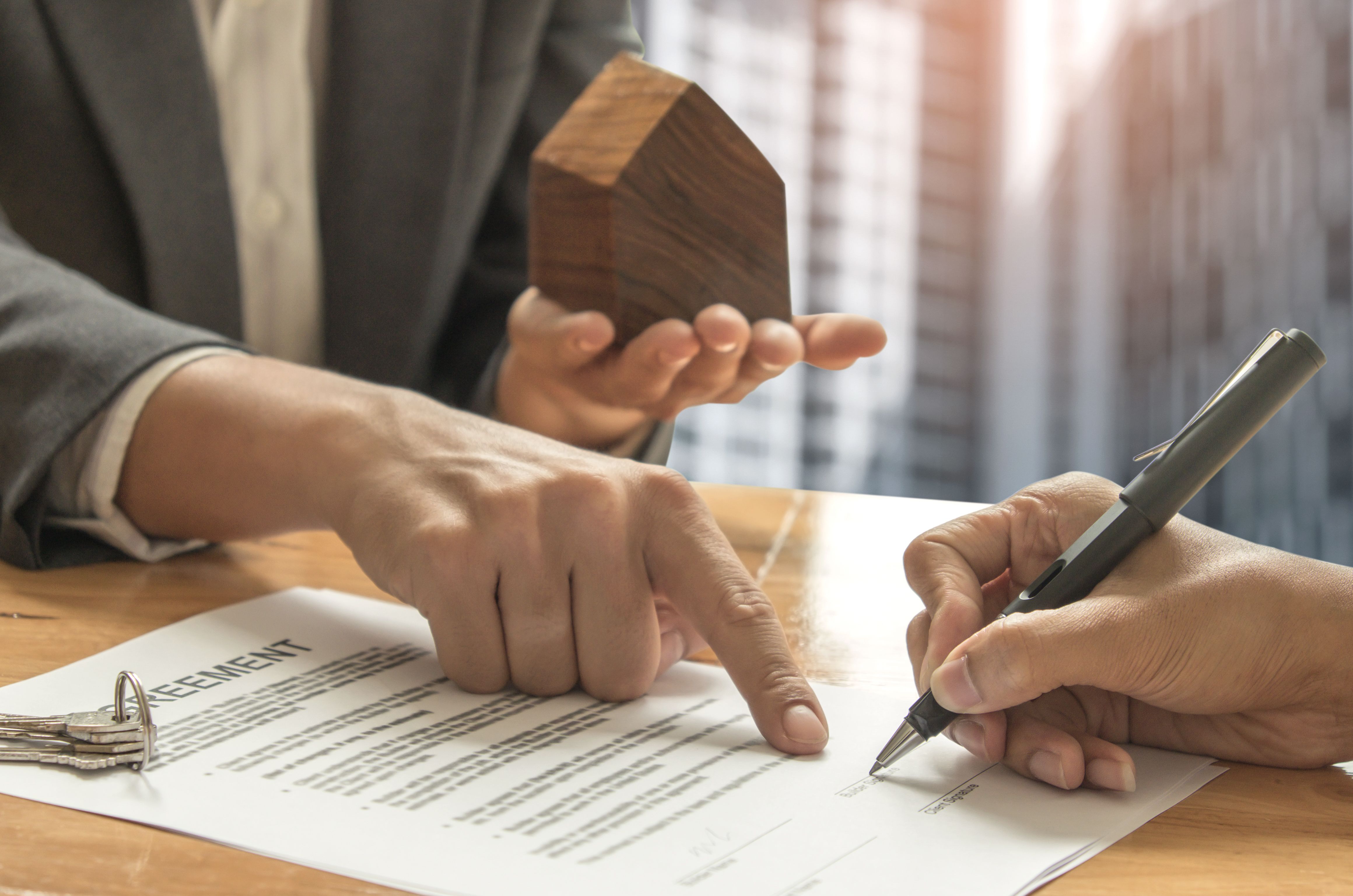 A landlord and a tenant are signing the contract of a tenancy