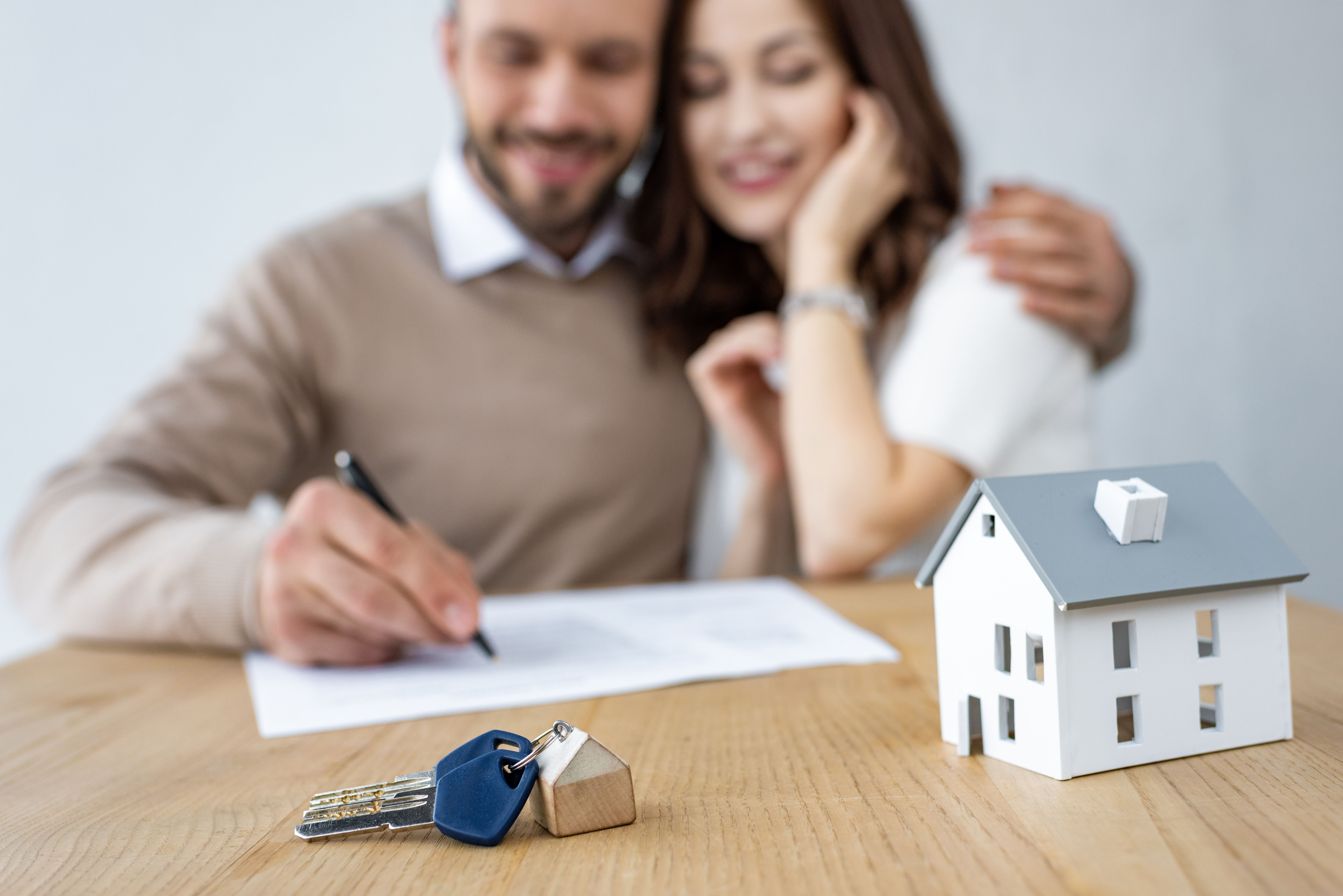 selective focus of keys and house model near cheer