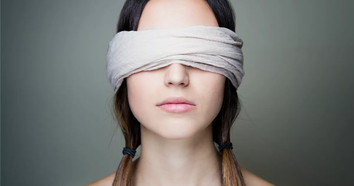 Siente y vive: Explora el yoga blindfold