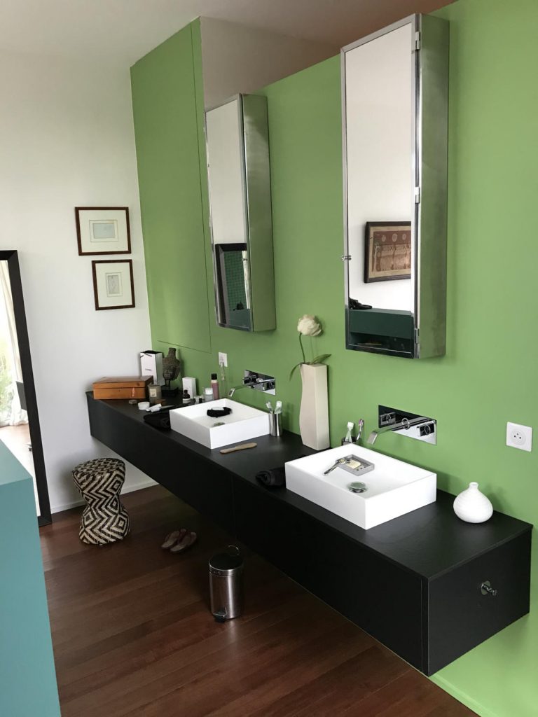 salle de bain colorée moderne