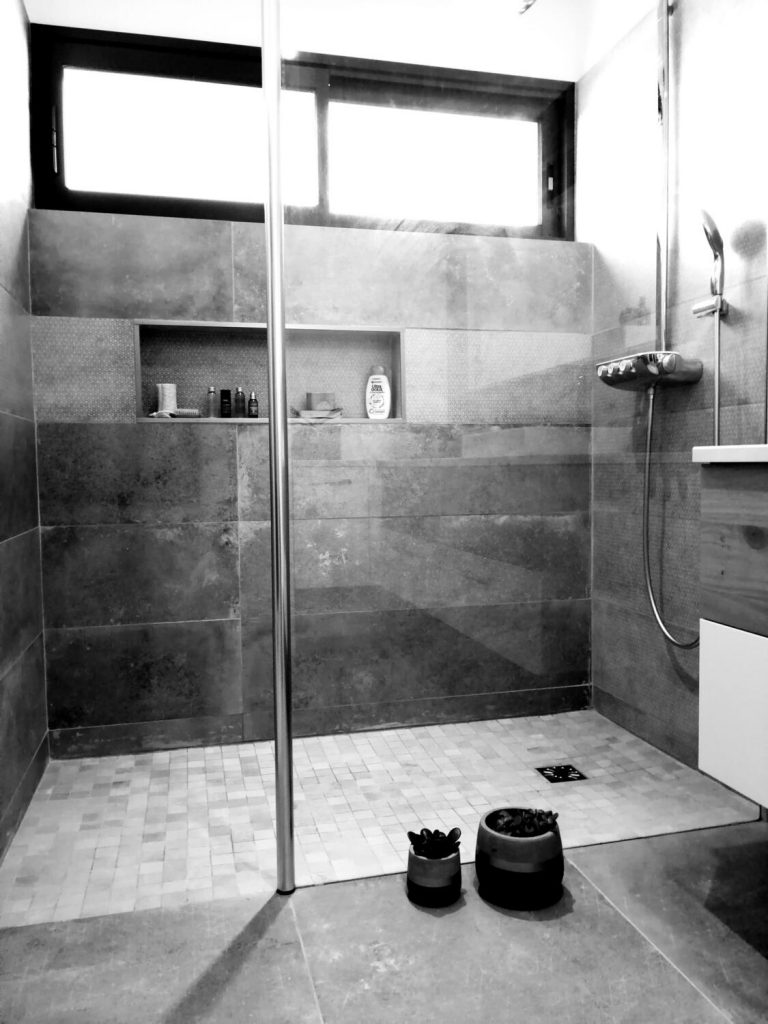 Douche italienne moderne avec niche style contemporain