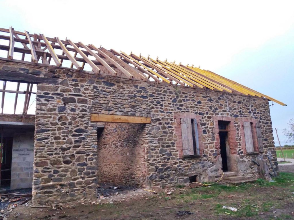 rénovation maison en pierres charpente