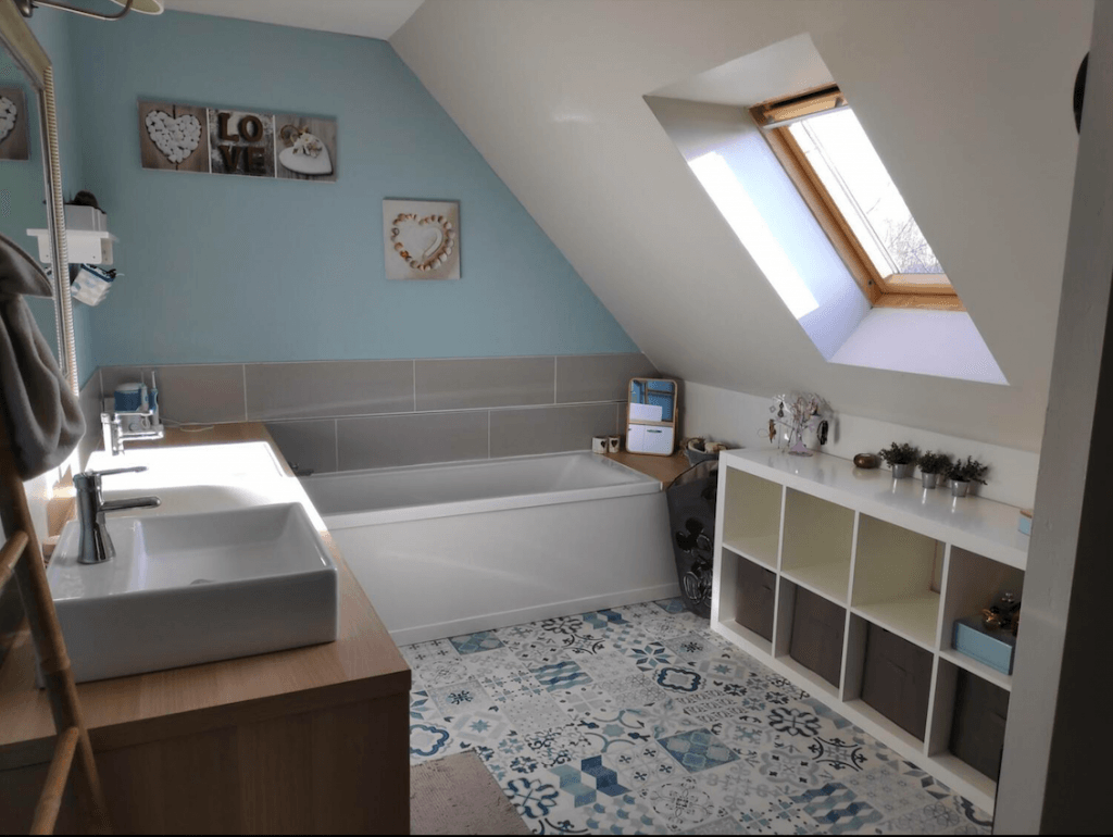 salle-de-bain-rangements-sous-pente