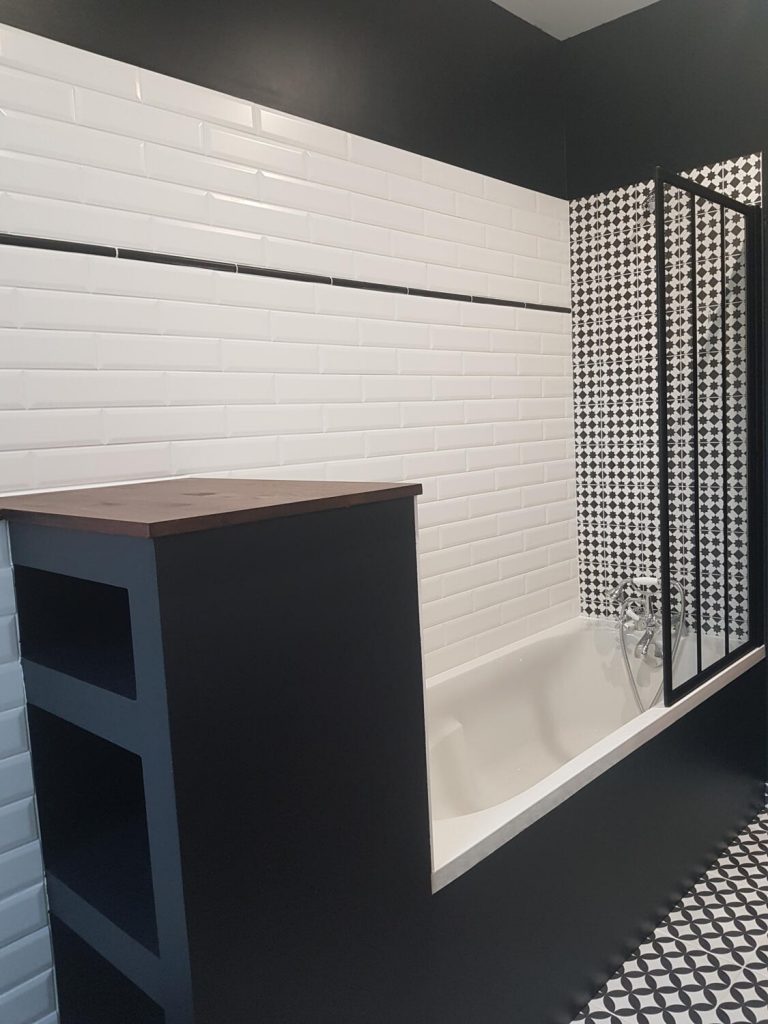 Salle de bain noire et blanche 16 id es pour vous inspirer