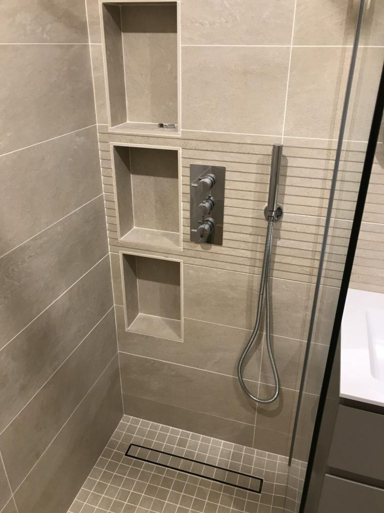 robinetterie-douche-encastrable-et-niches-de-rangement