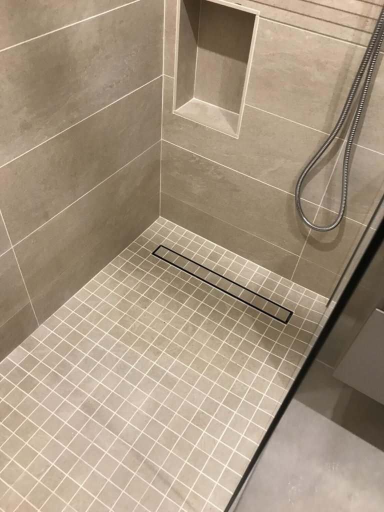 douche à l'italienne, caniveau tub de douche en carrelage