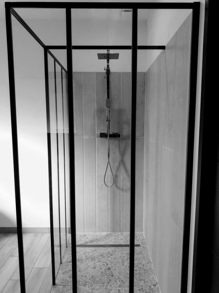 douche-italienne-parois-en-verre-type-atelier