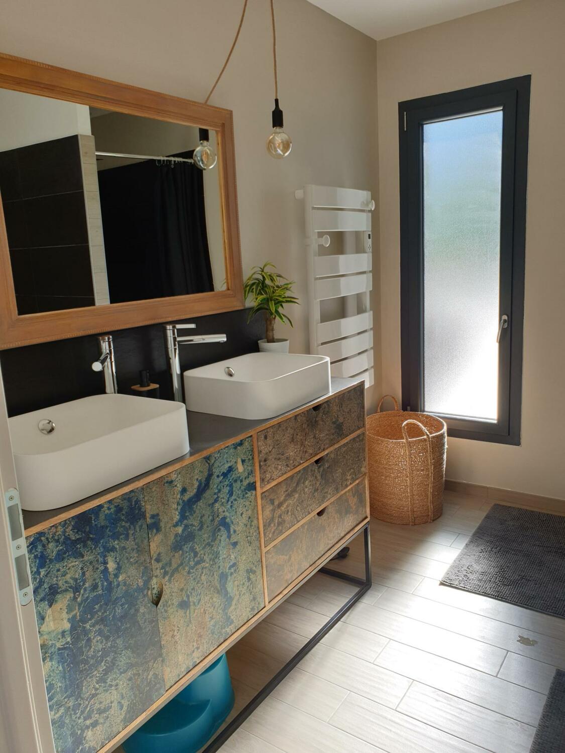 Intérieur De Salle De Bain Moderne Avec Baignoire Et évier En Bois Miroir  Accessoires De Bain Rendu 3d