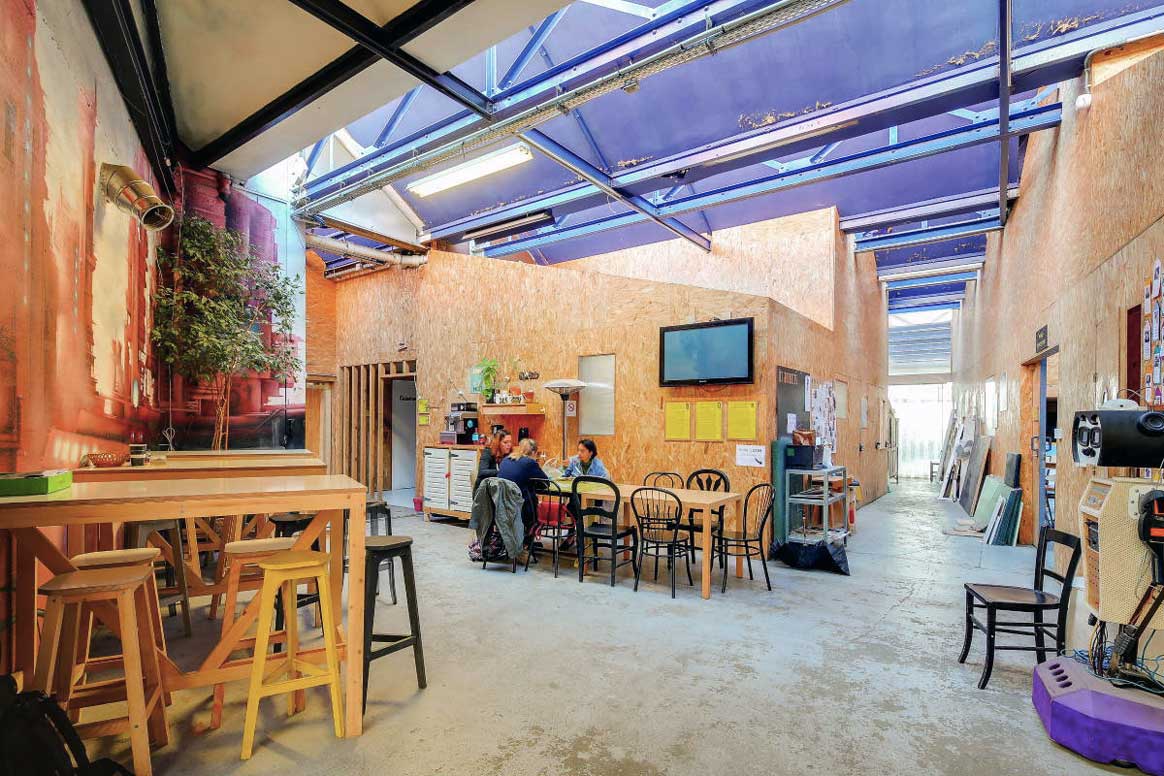 Espace de coworking coloré pour les artistes boulevard Chanzy à Montreuil