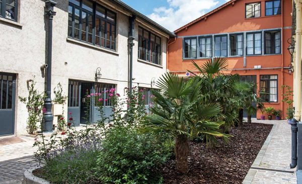 Espace de coworking à Montreuil d'inspiration industrielle avec un parterre de fleur