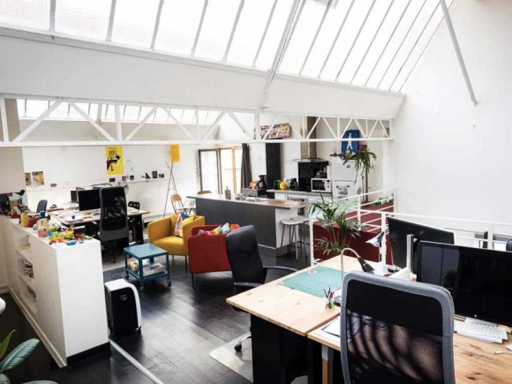 Espace de coworking lumineux et épuré rue des caillots à Montreuil