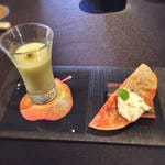 小麦を焼いたものと洋なしジュース